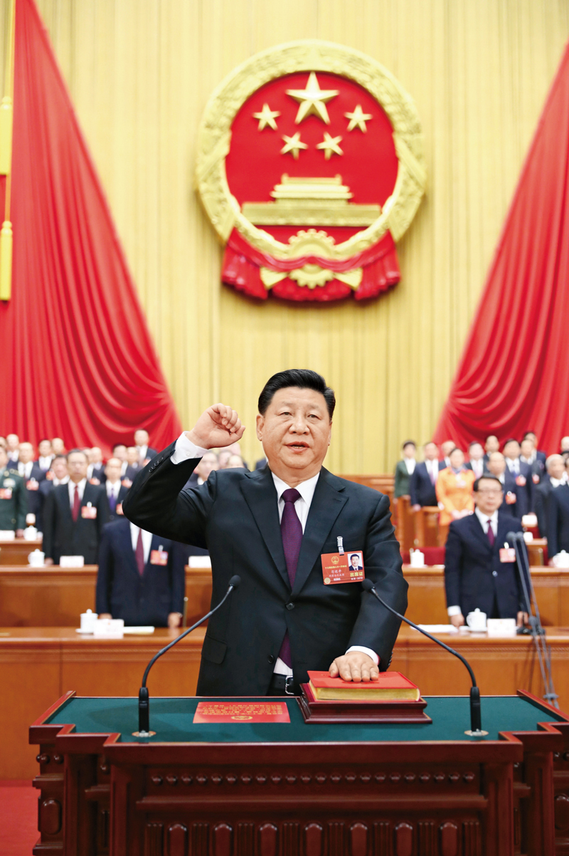 2018年3月17日,十三届全国人大一次会议在北京人民大会堂举行第五次全体会议。习近平当选中华人民共和国主席、中华人民共和国中央军事委员会主席。这是习近平进行宪法宣誓。 新华社记者 鞠鹏/摄